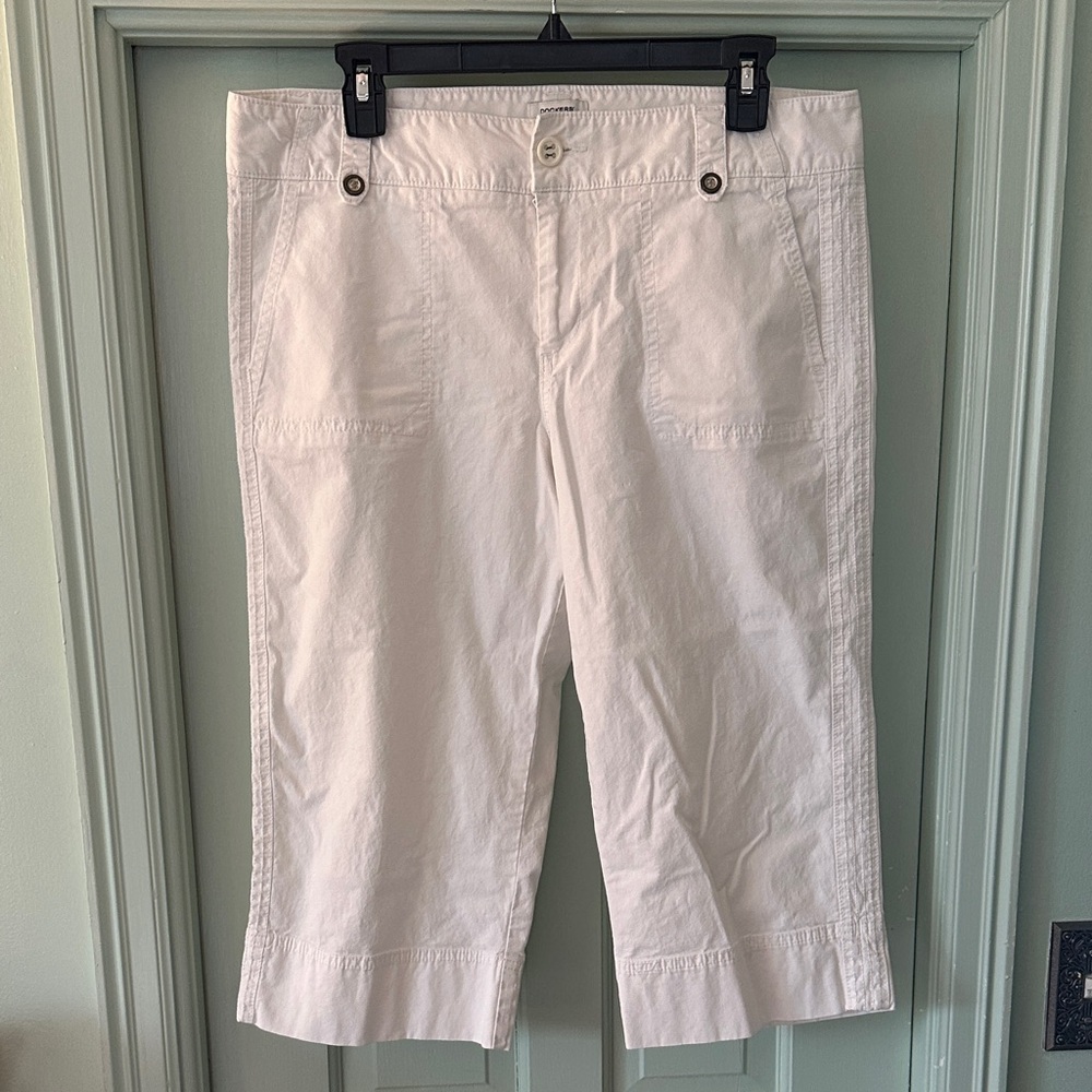 Dockers Mid -Rise White Capris Size 14 made with 98% Cotton, 2% Spandex.